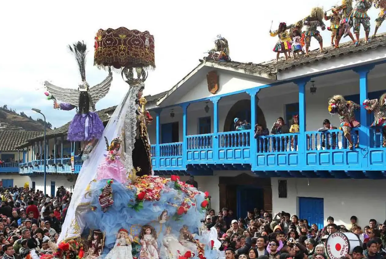 Guía de viaje: Fiesta de la Virgen del Carmen en Paucartambo (Danzas, Fechas y Tips)